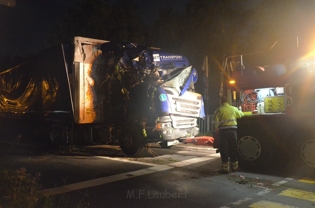 VU LKW umgestuerzt Feldkassel Industriestr Robert Boschstr P331.JPG